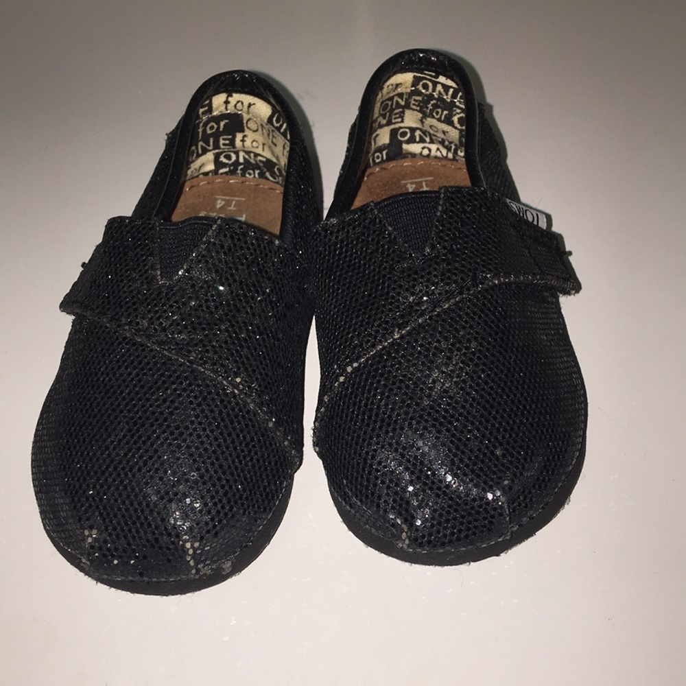 Toddlers Glitter Toms shoes.